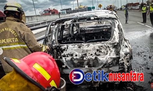 Viral Mobil Ertiga Terbakar di Tol