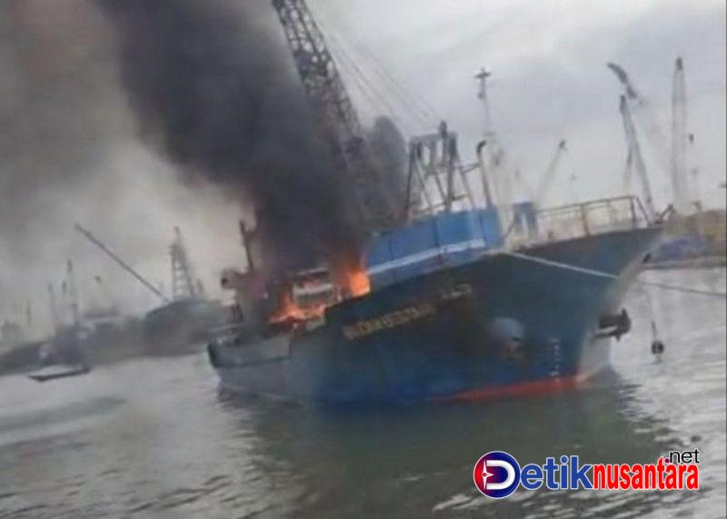Kapal Terbakar di Pelabuhan Sunda Kelapa