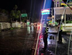Personil Satlantas Polres Situbondo Imbau Pengendara Hati-Hati Ada Genangan Air di Jalan Raya Klatakan Kendit