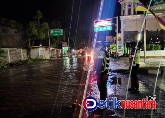 Personil Satlantas Polres Situbondo Imbau Pengendara Hati-Hati Ada Genangan Air di Jalan Raya Klatakan Kendit