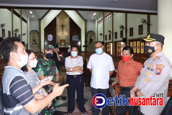 Kunjungi Gereja, Kapolres Situbondo bersama Dandim 0823 Pastikan Pengamanan dan Penerapan Prokes