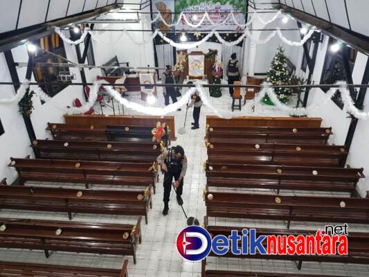 Jamin Kemanan Nataru, Tim Sterilisasi Polres Situbondo Sisir Gereja Sebelum Ibadah Natal