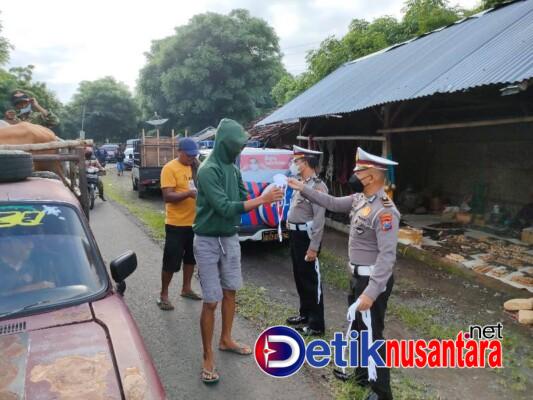 Cegah Penyebaran Covid-19, Polisi Bagi Masker di Pasar Hewan Sabtuan Situbondo