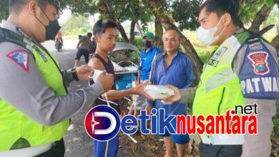 Satlantas Polres Situbondo Bagikan Nasi Kotak dan Masker Saat Patroli Operasi Keselamatan Semeru 2022