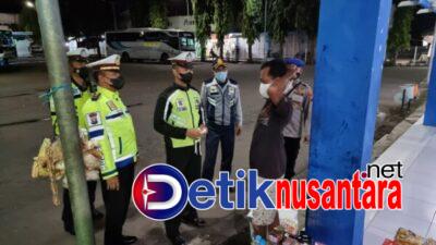 Operasi Keselamatan Semeru 2022, Polisi Ingatkan Prokes dan Bagi Masker kepada Penumpang di Terminal Situbondo