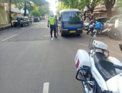 Operasi Keselamatan Semeru 2022, Polisi Tertibkan Parkir Liar di Pasar Senggol Situbondo