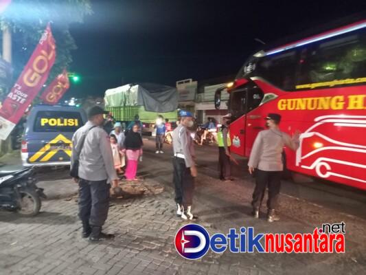 Petugas Pos Pengamanan Operasi Ketupat Semeru Atur Lalu Lintas di Pantura Situbondo0