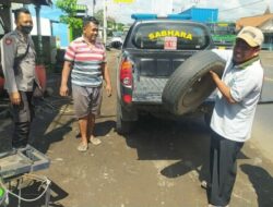 Polisi Bantu Tambal Ban Mobil Pengendara di Hutan Baluran Situbondo