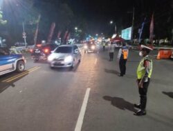 Polisi Turun Ke Jalan Atur Lalu Lintas Pastikan Arus Balik di Pantura Situbondo Lancar