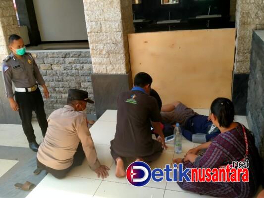 Polisi Bantu Pemudik yang Sakit di Rest Area Utama Raya Situbondo