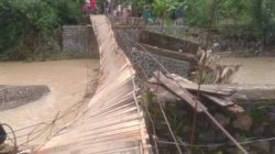 Jembatan Gantung di Banyumas Ambruk, Sejumlah Pejalan Kaki Terjatuh ke Sungai