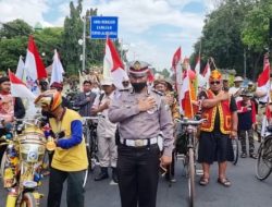 Polisi Ajak Pengendara di Situbondo Hormat Bendera dan Heningkan Cipta Peringati Detik-Detik Proklamasi