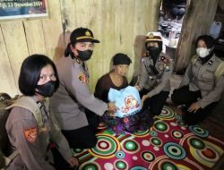 Polwan Polres Situbondo Bagikan Bantuan Sembako ke Desa Terpencil  Jelang Hari Jadi Polwan Ke-74