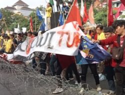 Demo Tolak Kenaikan BBM di Semarang Memanas