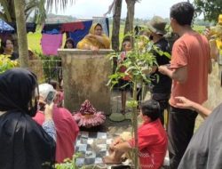 Bunga Bangkai Tumbuh di Depan Rumah Warga Mekargalih Jadi Tontonan Banyak Orang