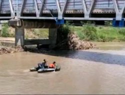 Tersenggol Dump Truck, Ibu dan Anak Terlempar ke Sungai Pemali Brebes