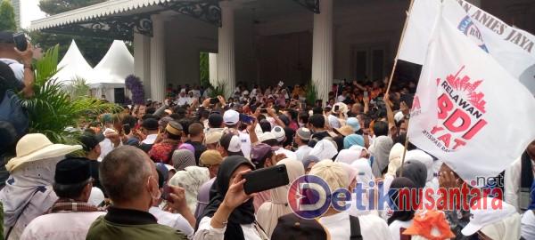 Penuhi Balai Kota, Ribuan Pendukung Lepas Anies Baswedan sebagai Gubernur DKI Jakarta