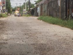 Kerap Dilewati Kendaraan Bertonase Besar, Jalan di Kaduanan Cirebon Rusak Parah