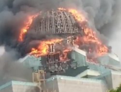 Qubah Masjid Jakarta Islamic Center Terbakar dan Ambruk