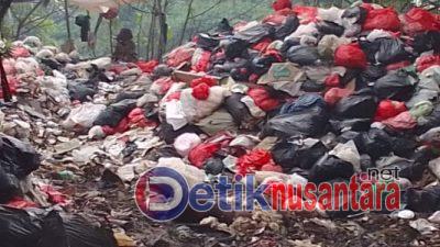 Sampah di Bantaran Sungai Cisadane Tangerang Timbulkan Bau Menyengat