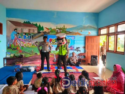 Satlantas Polres Situbondo bersama Si Bontas Edukasi Anak Anak di Desa Terpencil