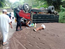 Truk Bermuatan Pasir Terguling di Jalan Parungbedil Cianjur