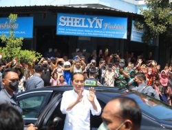 Presiden Jokowi Berbagi Bantuan di Pasar Rejoso Nganjuk