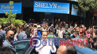 Presiden Jokowi Berbagi Bantuan di Pasar Rejoso Nganjuk