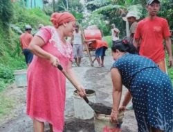 Jalan Rusak Tak Kunjung Diperbaiki, Emak-emak di Pekalongan Adakan Kerja Bakti