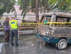 Diduga Korsleting, Sebuah Minibus di Pekalongan Ludes Terbakar