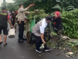 Berbekal Alat Seadanya, Warga Kalibaros Bersihkan Sampah di Jalan Ir. Sutami
