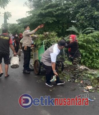 Berbekal Alat Seadanya, Warga Kalibaros Bersihkan Sampah di Jalan Ir. Sutami