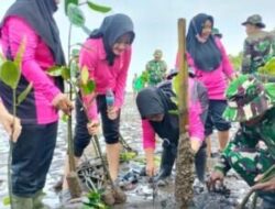 Bhayangkari Ikut Serta Tanam 500 Bibit Mangrove dan Coastal Cleanup di Kampung Blekok Situbondo