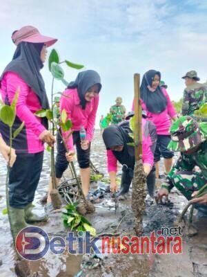 Bhayangkari Ikut Serta Tanam 500 Bibit Mangrove dan Coastal Cleanup di Kampung Blekok Situbondo